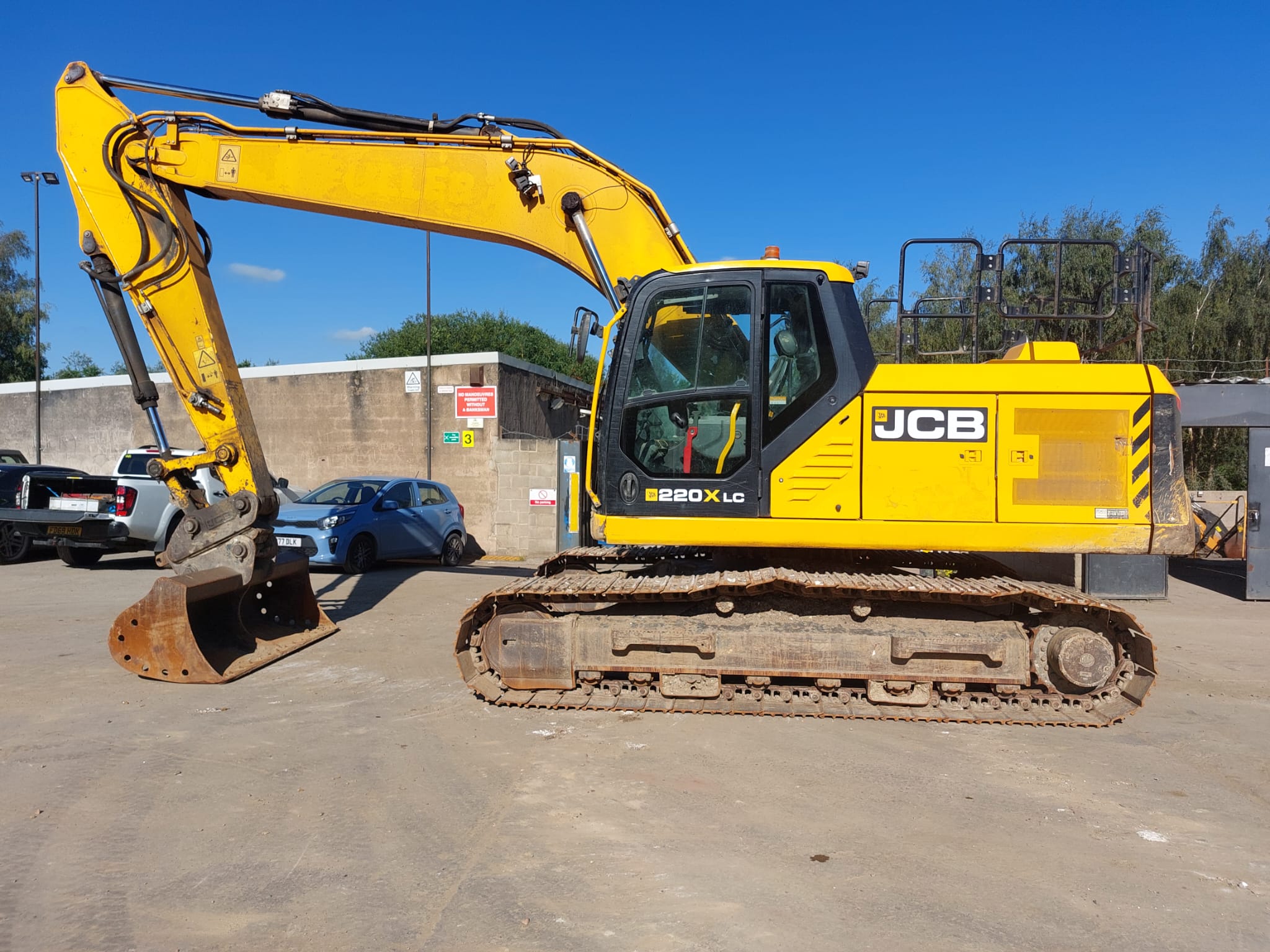Machines | USED Machines | JCB 220X LC